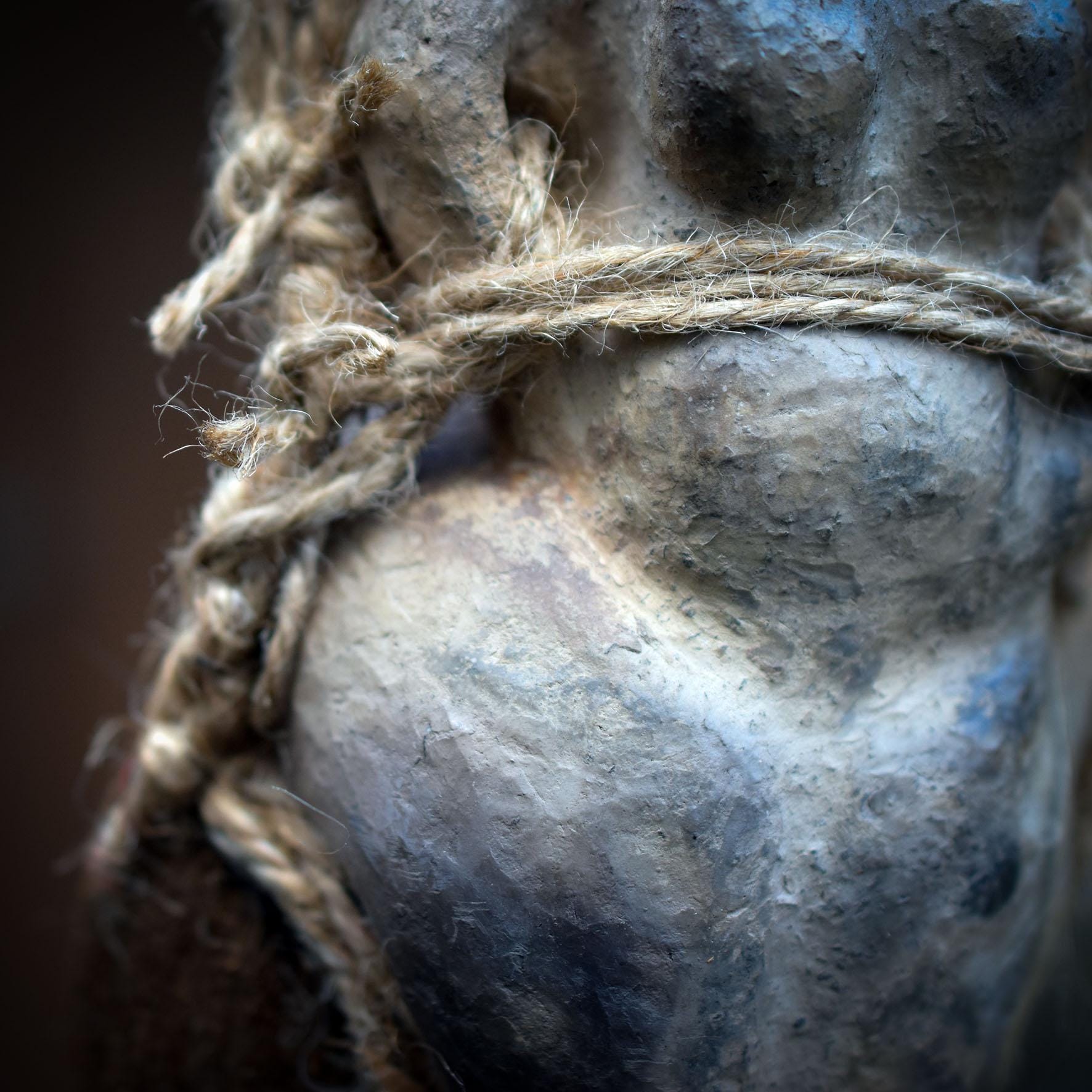 Hängende Erdgöttin Skulptur, Archaische Frauenfigur im Kokon, Spirituelles Mobile mit Naturmaterialien, Wanddeko Waldmagie, Unikat HEX040