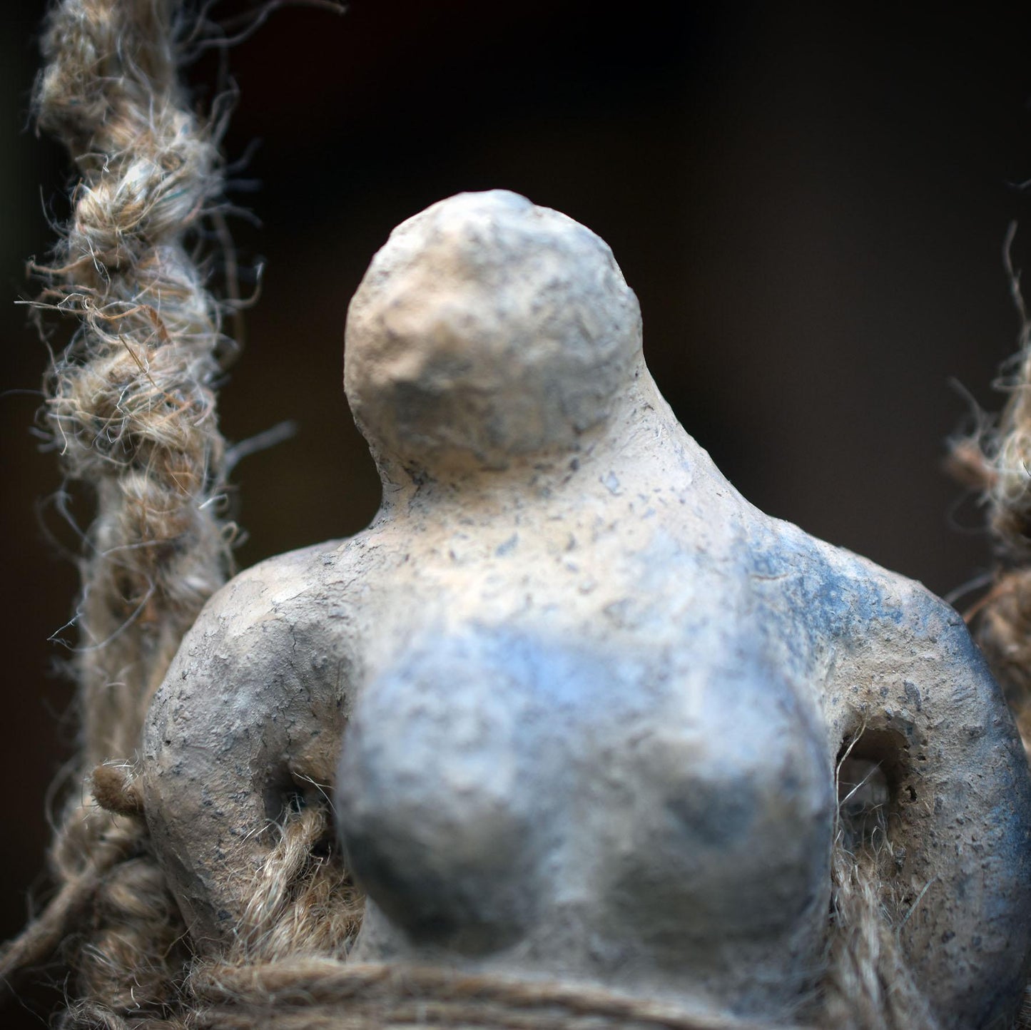 Hängende Erdgöttin Skulptur, Archaische Frauenfigur im Kokon, Spirituelles Mobile mit Naturmaterialien, Wanddeko Waldmagie, Unikat HEX040