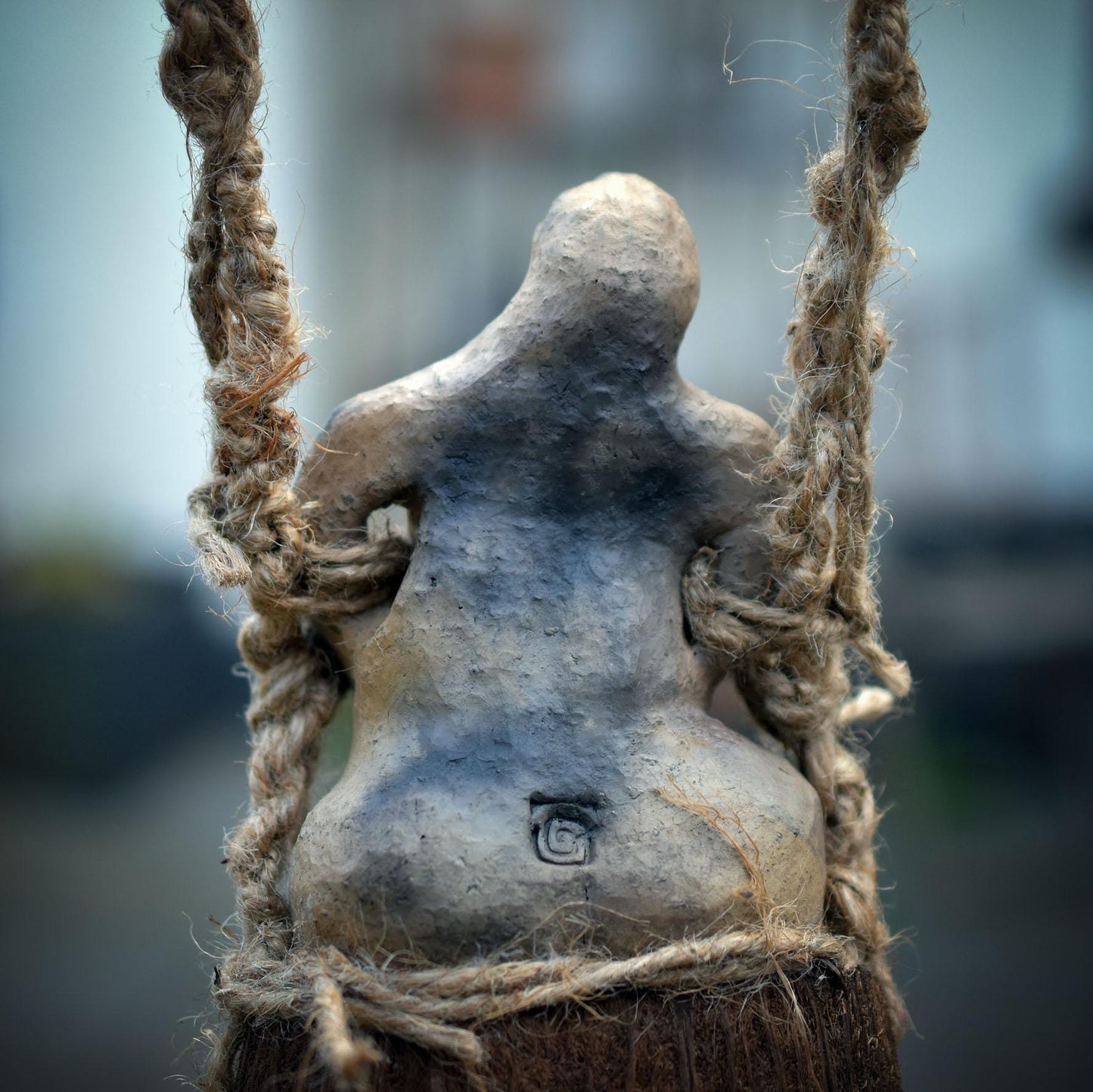 Hängende Erdgöttin Skulptur, Archaische Frauenfigur im Kokon, Spirituelles Mobile mit Naturmaterialien, Wanddeko Waldmagie, Unikat HEX040
