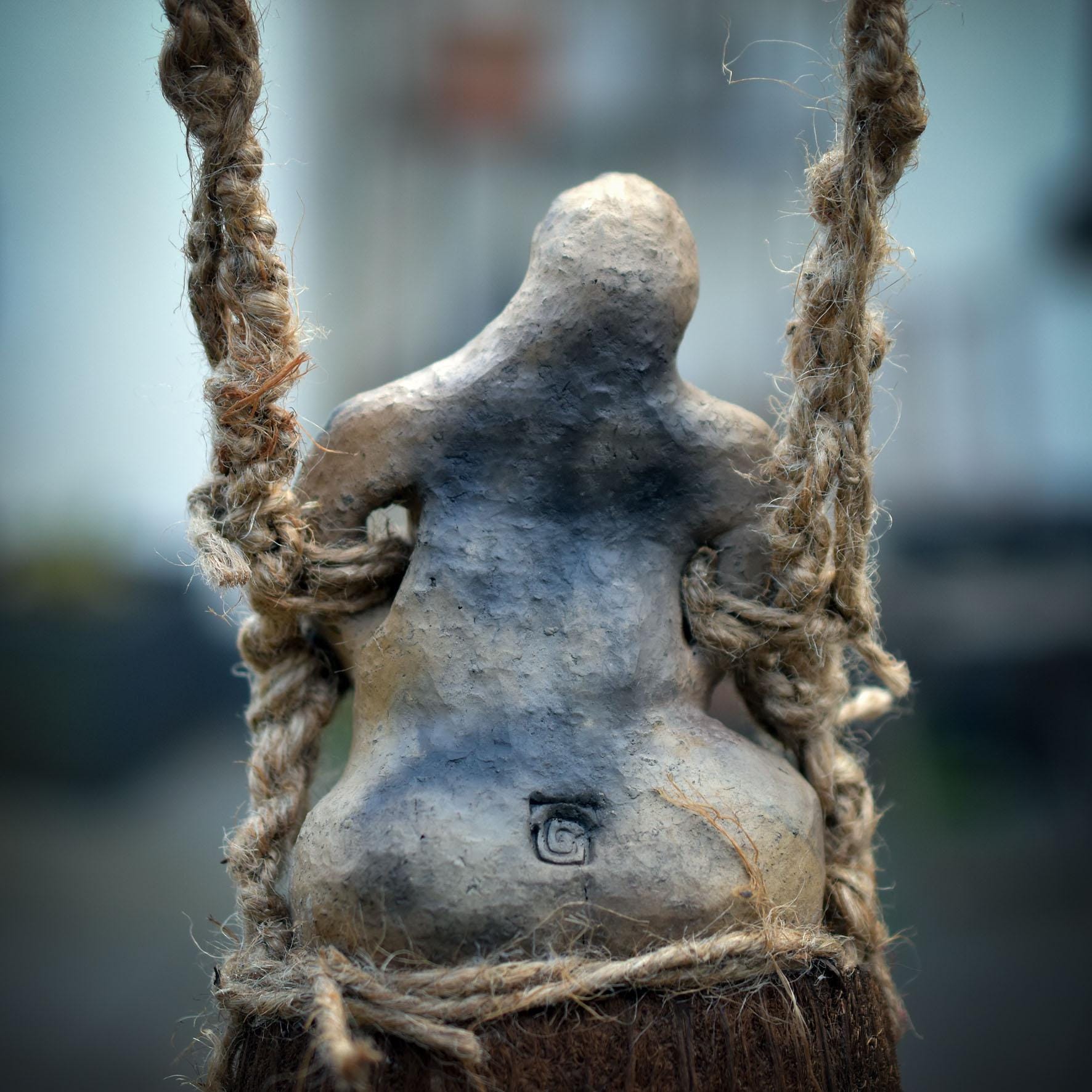 Hängende Erdgöttin Skulptur, Archaische Frauenfigur im Kokon, Spirituelles Mobile mit Naturmaterialien, Wanddeko Waldmagie, Unikat HEX040