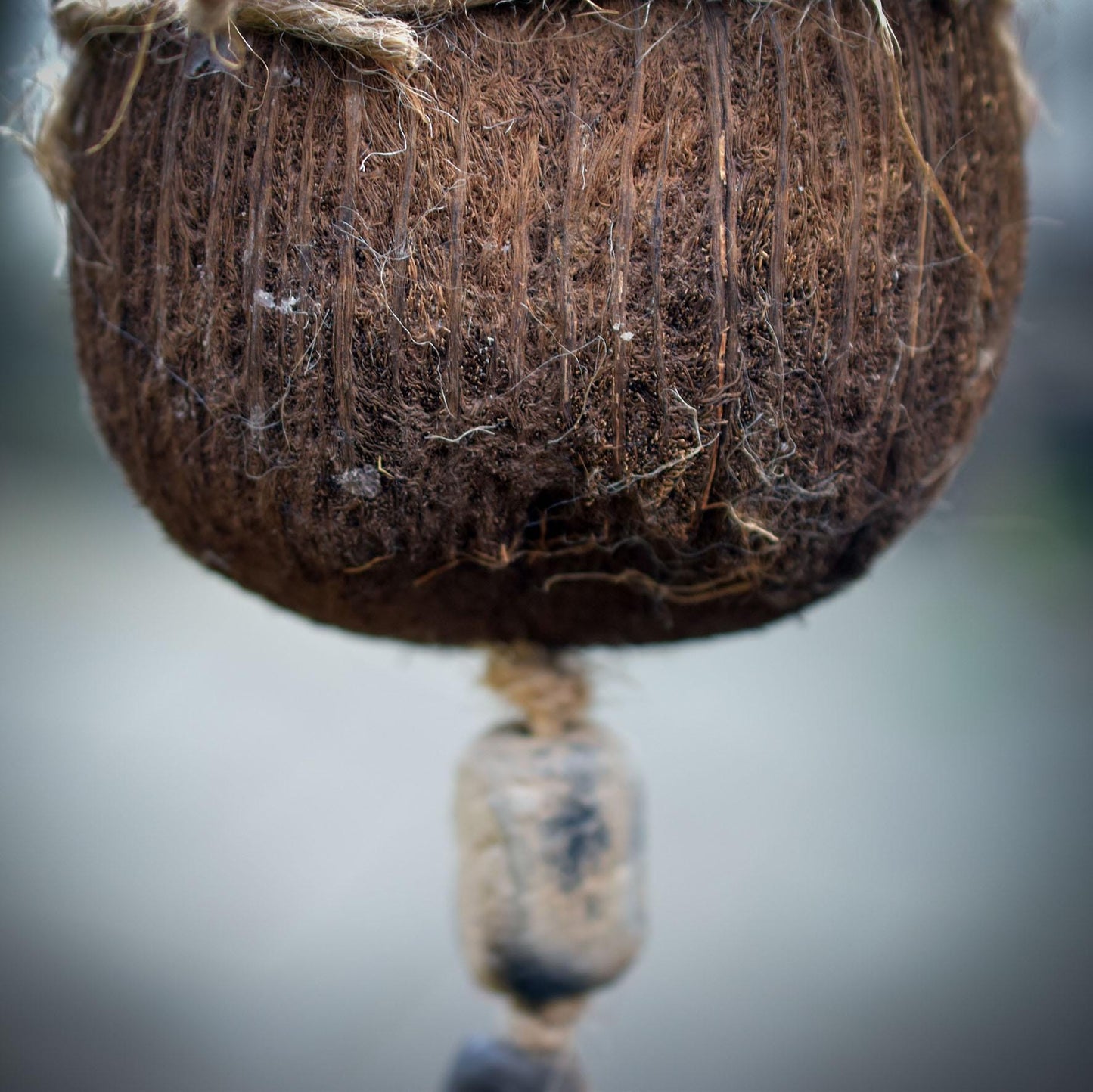 Hängende Erdgöttin Skulptur, Archaische Frauenfigur im Kokon, Spirituelles Mobile mit Naturmaterialien, Wanddeko Waldmagie, Unikat HEX040
