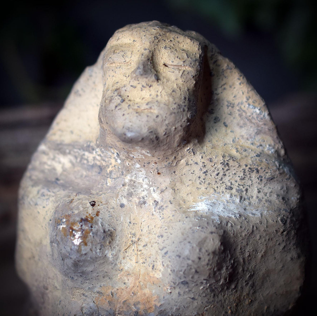 Erdmutter, Archaische Skulptur aus Ton mit Petroglyphen-Symbol, Spirituelle Frauenfigur, Ahnen-Kunst, Handgefertigtes Unikat