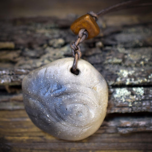 Amulett Walauge aus Rauchbrandton, Archaischer Schmuck an Lederband, Spiritueller Talisman Wal, Handgefertigte Keramik Kunst Anhänger AMU074