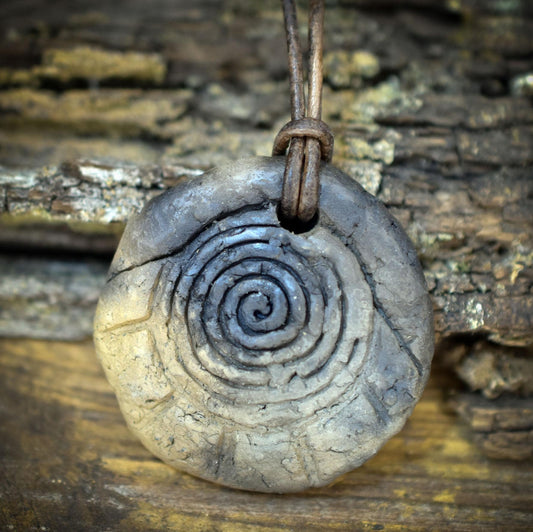 Amulett Sonnenspirale aus Rauchbrandton, Archaischer Schmuck an Lederband, Spiritueller Talisman Spirale, Handgefertigte Keramik AMU075