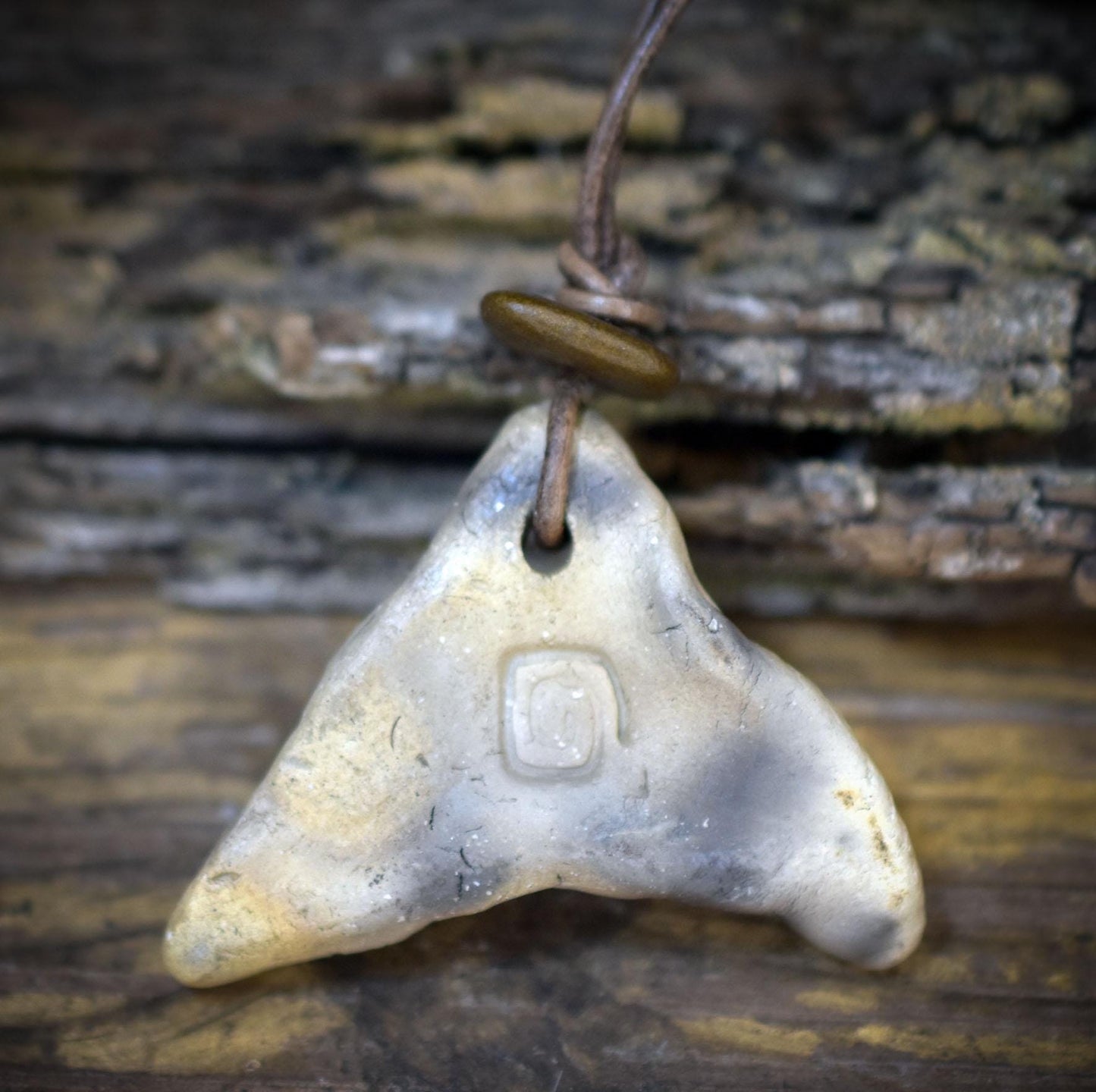 Walflosse Amulett aus Rauchbrandton, Walfluke Anhänger handgefertigt, Spiritueller Meeresschmuck an Lederband, Talisman Wal Unikat AMU076