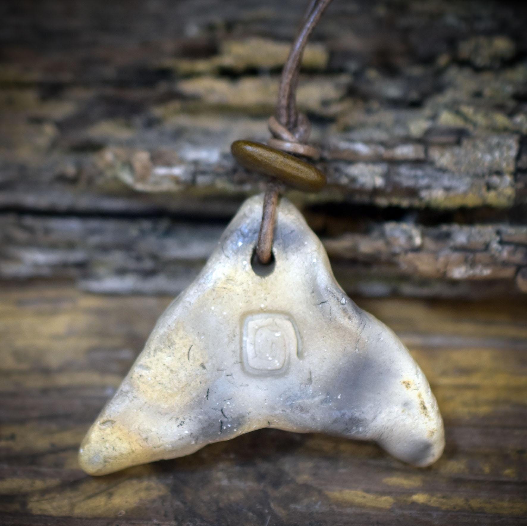 Walflosse Amulett aus Rauchbrandton, Walfluke Anhänger handgefertigt, Spiritueller Meeresschmuck an Lederband, Talisman Wal Unikat AMU076