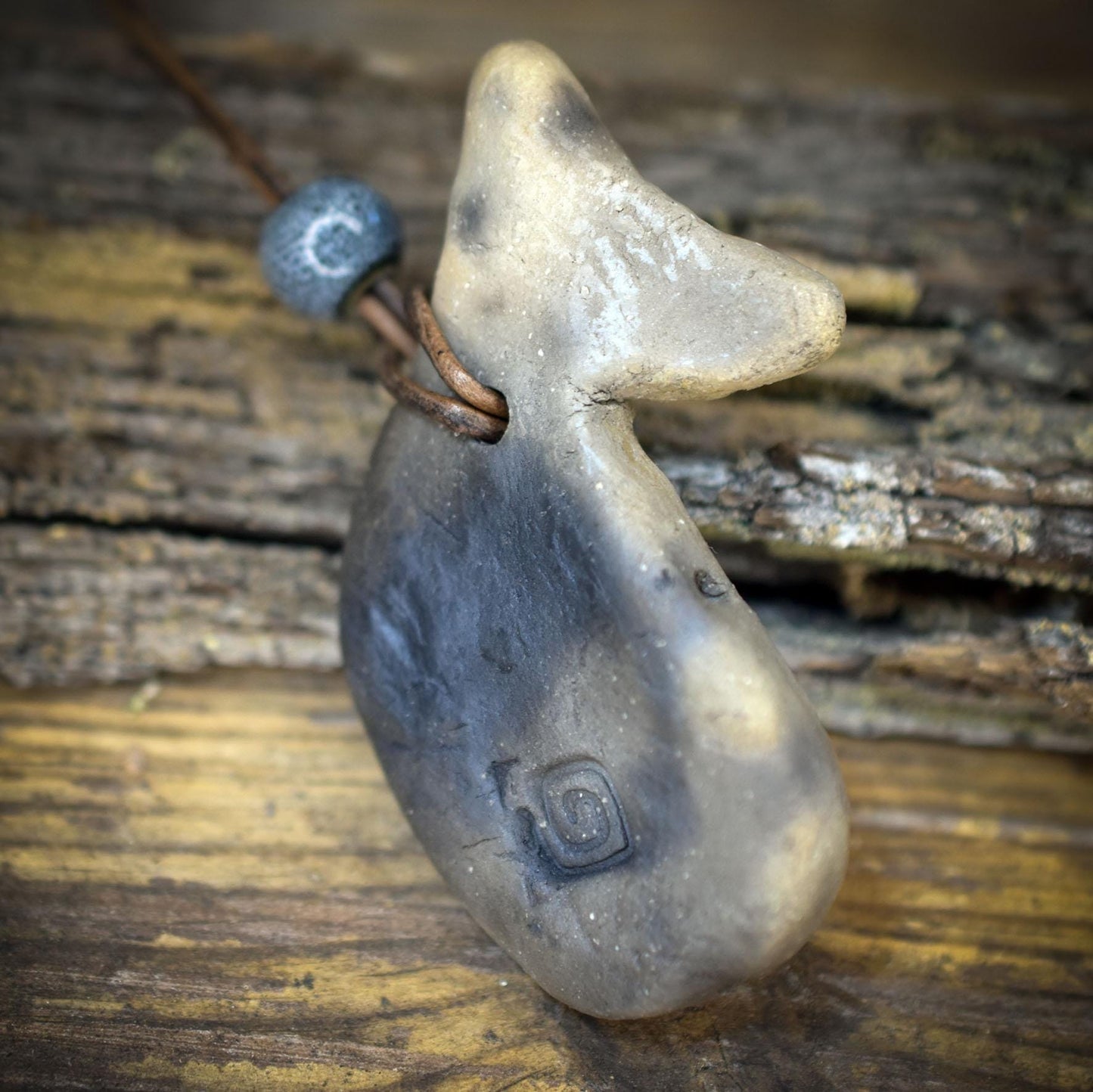 Wal Amulett aus Rauchbrandton, Krafttier Wal Anhänger handgefertigt, Spiritueller Schmuck an Lederband, Archaischer Talisman Unikat AMU078