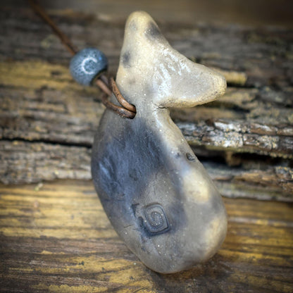 Wal Amulett aus Rauchbrandton, Krafttier Wal Anhänger handgefertigt, Spiritueller Schmuck an Lederband, Archaischer Talisman Unikat AMU078