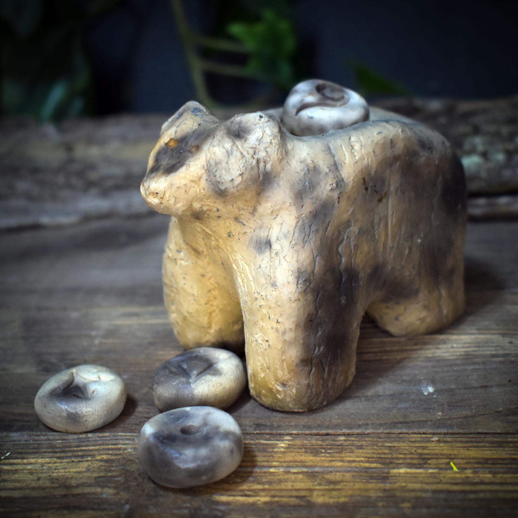 Ritualskulptur aus Rauchbrandton mit vier Symbolsteinen - SKU192
