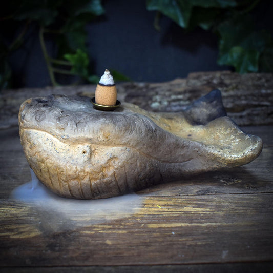 Wal Räucherhalter Rückfluss aus Rauchbrandton, Backflow Räucherkegelhalter Walflosse, Krafttier Skulptur für Altar, Unikat 600g RÄH061