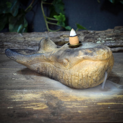 Wal Räucherhalter Rückfluss aus Rauchbrandton, Backflow Räucherkegelhalter Walflosse, Krafttier Skulptur für Altar, Unikat 600g