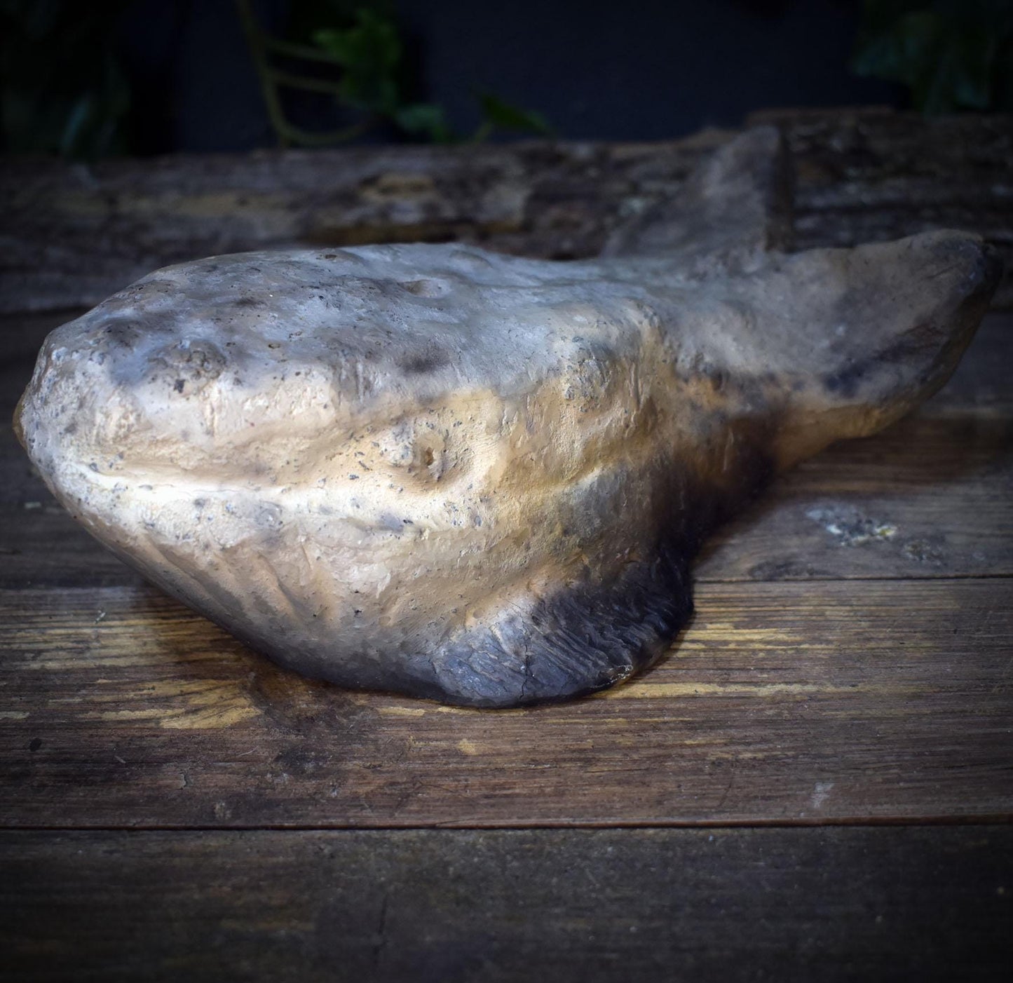Wal Skulptur aus Rauchbrandton, Krafttier Figur handgefertigt, Archaische Meereskunst, Spirituelles Altarobjekt Wal Unikat