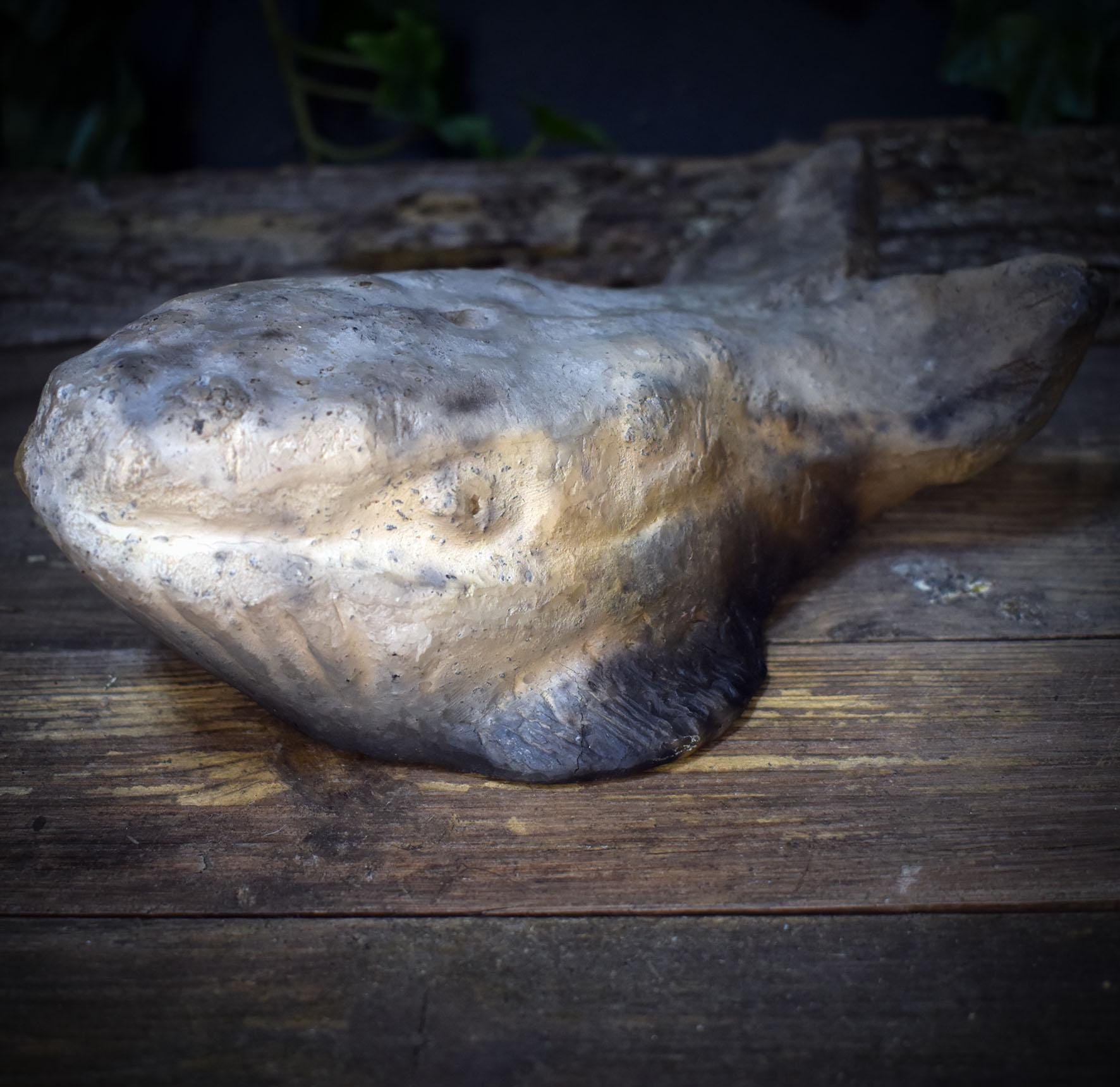 Wal Skulptur aus Rauchbrandton, Krafttier Figur handgefertigt, Archaische Meereskunst, Spirituelles Altarobjekt Wal Unikat