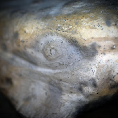 Wal Skulptur aus Rauchbrandton, Krafttier Figur handgefertigt, Archaische Meereskunst, Spirituelles Altarobjekt Wal Unikat SKU268