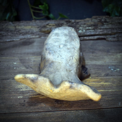 Wal Skulptur aus Rauchbrandton, Krafttier Figur handgefertigt, Archaischer Hüter der Tiefe, Spirituelle Meereskunst Unikat 735g