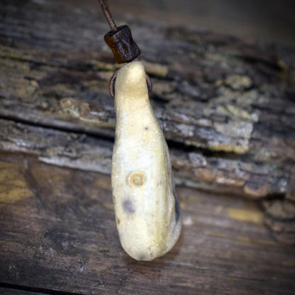 Wal Amulett aus Rauchbrandton, Krafttier Anhänger handgefertigt, Spiritueller Schmuck an Lederband, Archaischer Talisman Unikat 30g AMU081