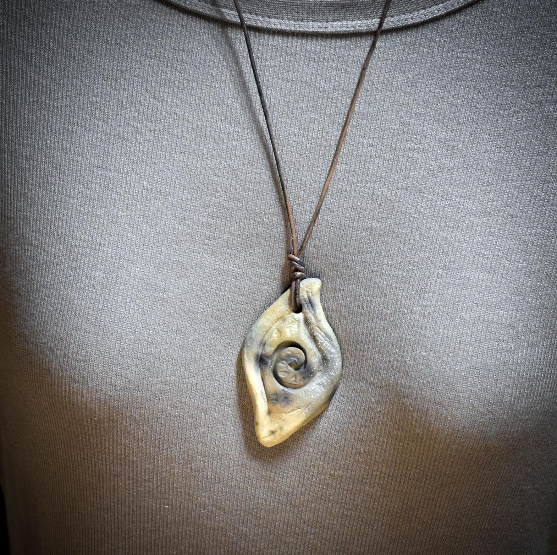 Amulett Auge mit Lebensspirale aus Rauchbrandton, Archaischer Schmuck an Lederband, Spiritueller Talisman, Handgefertigtes Unikat 27g AMU082