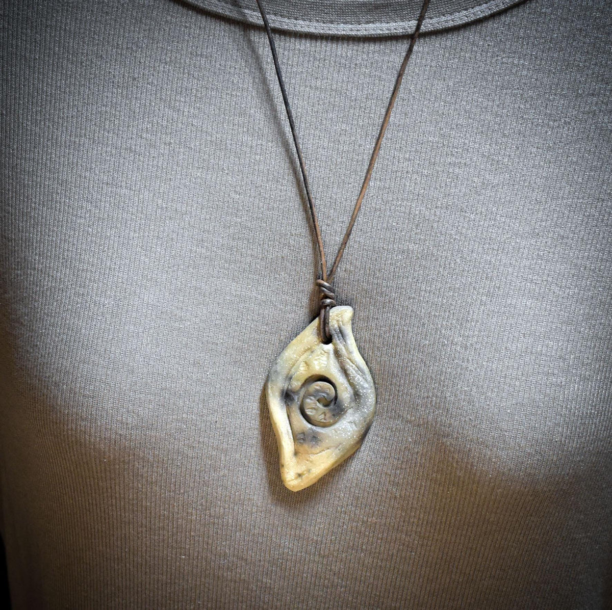 Amulett Auge mit Lebensspirale aus Rauchbrandton, Archaischer Schmuck an Lederband, Spiritueller Talisman, Handgefertigtes Unikat 27g