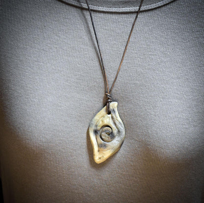 Amulett Auge mit Lebensspirale aus Rauchbrandton, Archaischer Schmuck an Lederband, Spiritueller Talisman, Handgefertigtes Unikat 27g