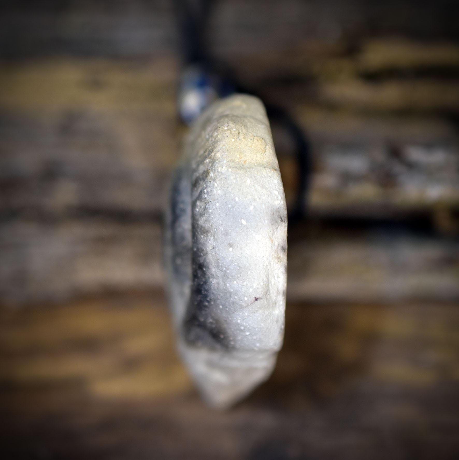 Amulett Auge mit Keramikinlay, Glücksbringer aus Rauchbrandton, Spiritueller Schmuck an Baumwollband, Archaischer Talisman Unikat AMU083