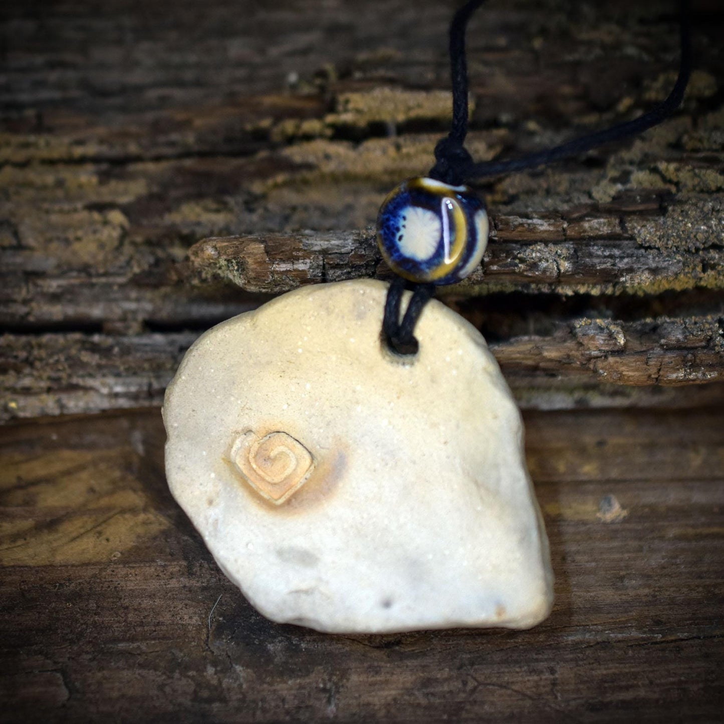 Amulett Auge mit Keramikinlay, Glücksbringer aus Rauchbrandton, Spiritueller Schmuck an Baumwollband, Archaischer Talisman Unikat AMU083