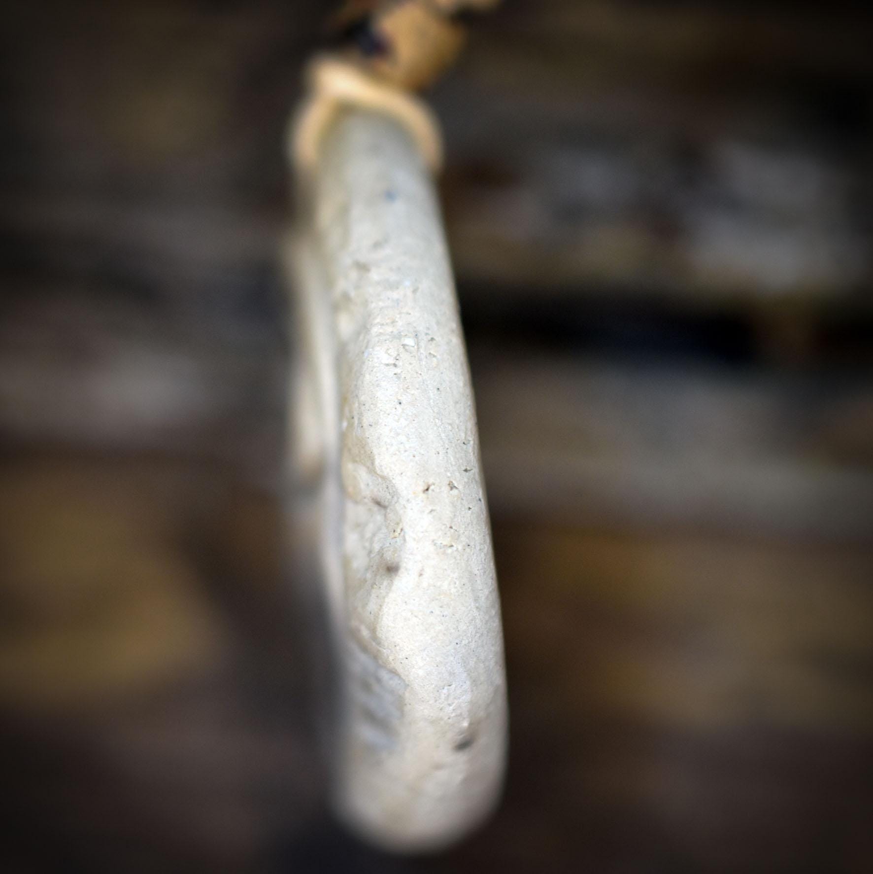 Amulett Hand der Fatima aus Rauchbrandton, Hamsa Schutzsymbol handgefertigt, Spiritueller Schmuck an Baumwollband, Unikat 16g AMU084
