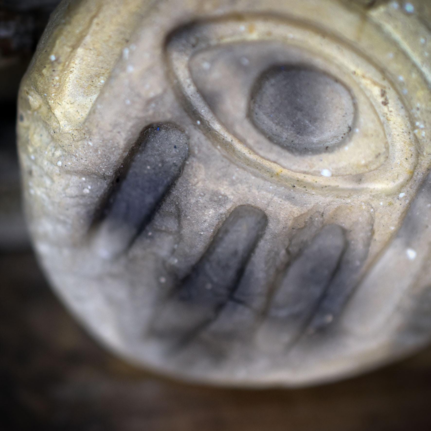 Amulett Hand der Fatima aus Rauchbrandton, Hamsa Schutzsymbol handgefertigt, Spiritueller Schmuck an Baumwollband, Unikat 16g