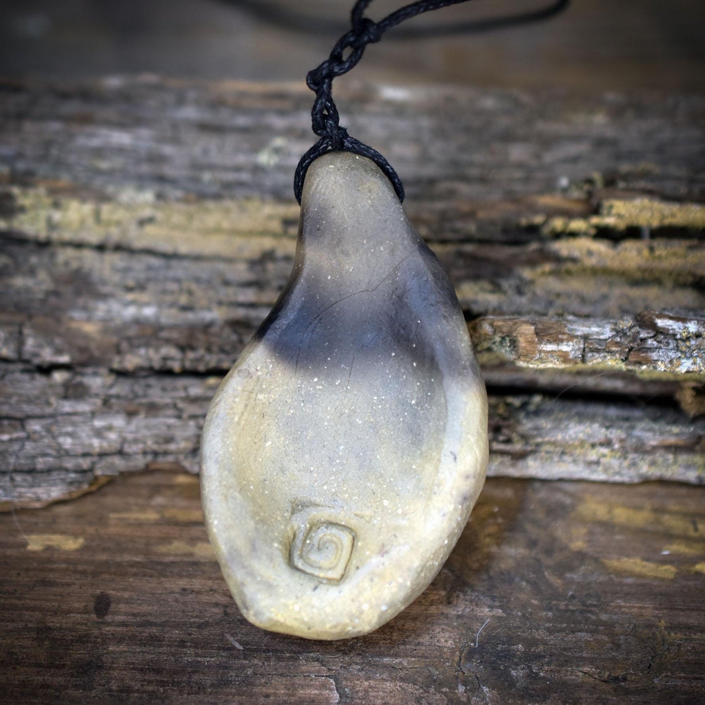 Göttin Amulett mit Lebensspirale, Rauchbrandton Anhänger handgefertigt, Spiritueller Frauenschmuck, Unikat Kraftobjekt 34g AMU085