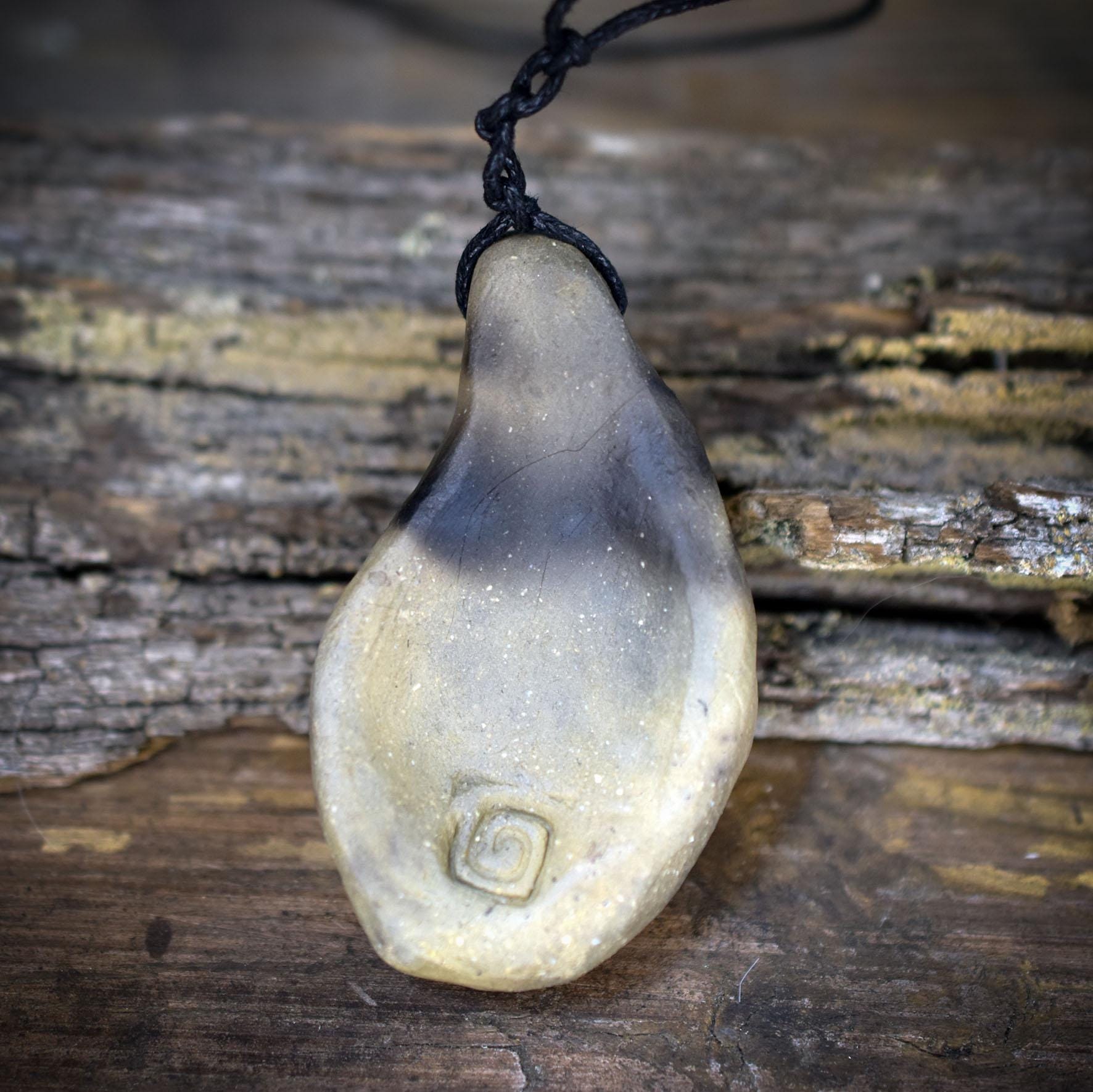 Göttin Amulett mit Lebensspirale, Rauchbrandton Anhänger handgefertigt, Spiritueller Frauenschmuck, Unikat Kraftobjekt 34g AMU085