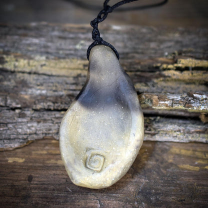Göttin Amulett mit Lebensspirale, Rauchbrandton Anhänger handgefertigt, Spiritueller Frauenschmuck, Unikat Kraftobjekt 34g AMU085
