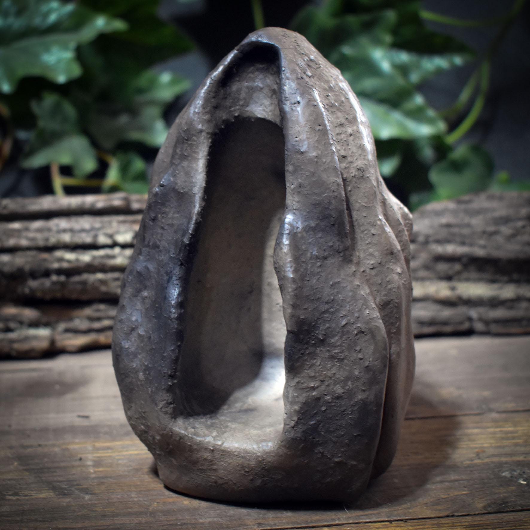 Yoni Skulptur aus Ton handgefertigt, Archaische Wächterin, Spirituelle Tonkunst für Altar & Rituale, Geschenk für Frauen, 15cm SKU260