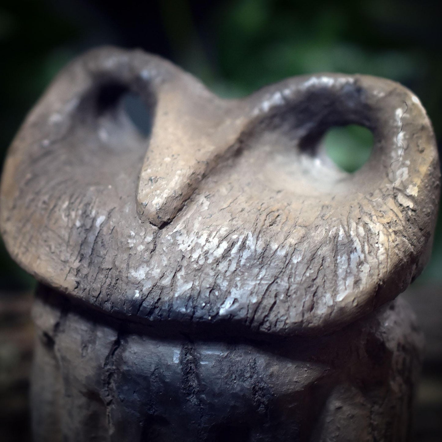 Eule Skulptur aus Ton handgefertigt, Archaisches Krafttier, Spirituelle Keramik Dekoration für Altar & Heim, Eulenwächter 18cm