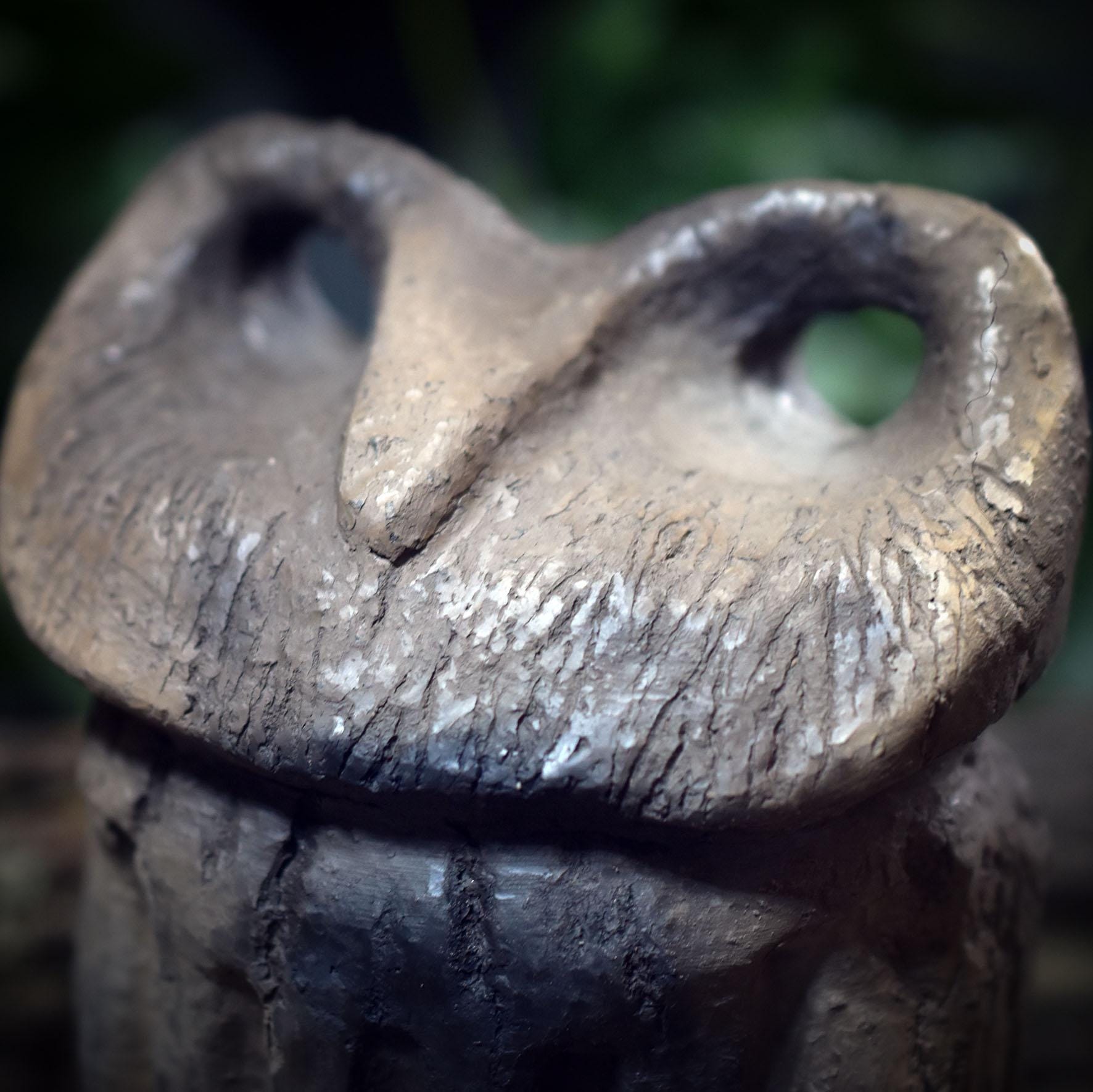 Eule Skulptur aus Ton handgefertigt, Archaisches Krafttier, Spirituelle Keramik Dekoration für Altar & Heim, Eulenwächter 18cm