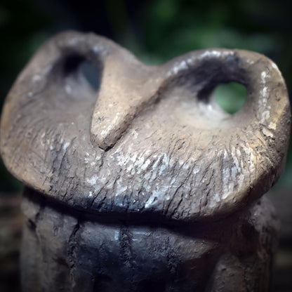 Eule Skulptur aus Ton handgefertigt, Archaisches Krafttier, Spirituelle Keramik Dekoration für Altar & Heim, Eulenwächter 18cm