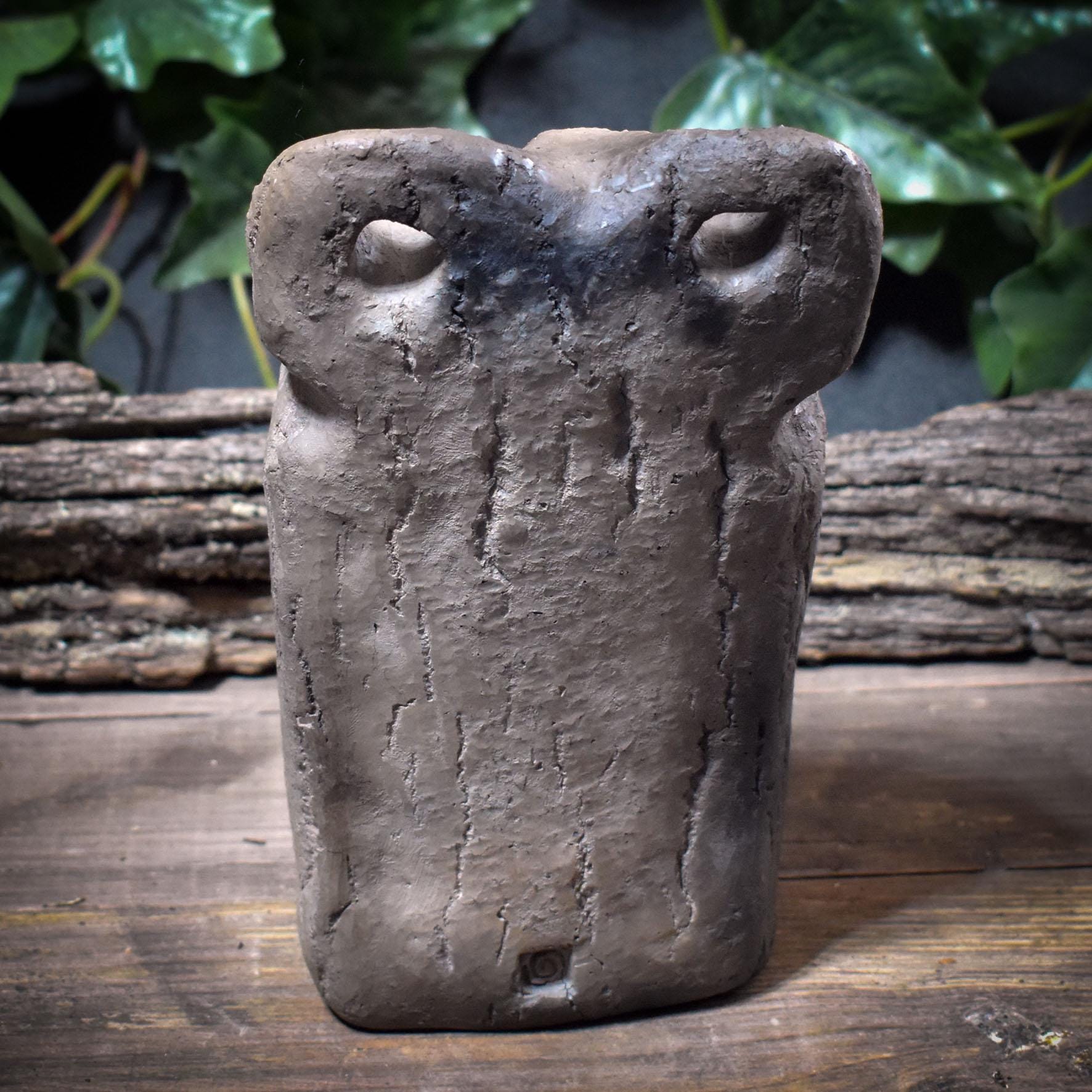 Eule Skulptur aus Ton handgefertigt, Archaisches Krafttier, Spirituelle Keramik Dekoration für Altar & Heim, Eulenwächter 18cm