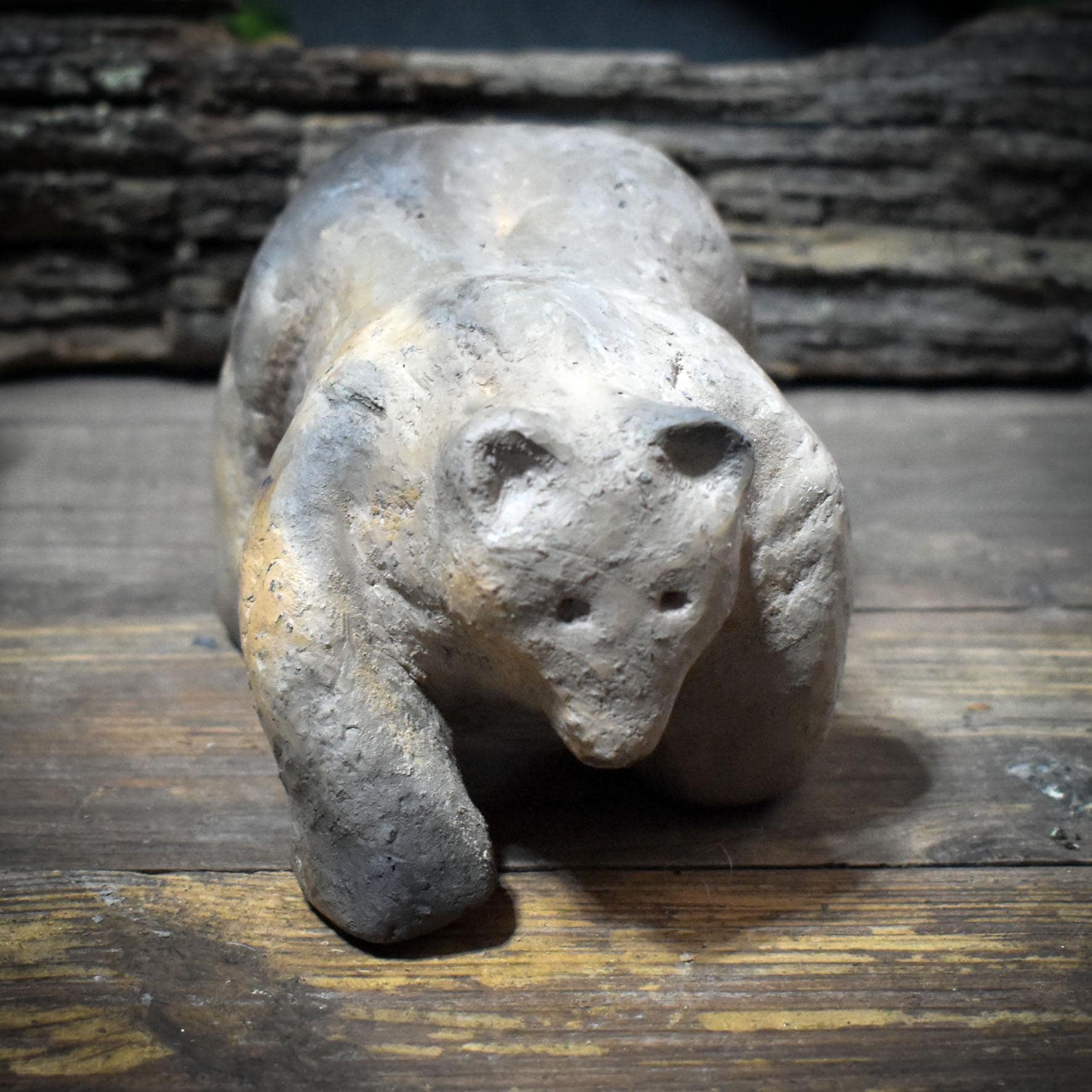 Bär Skulptur aus Ton handgefertigt, Archaisches Krafttier, Spirituelle Tierfigur für Altar & Schutz, Kraftbär Tonkunst klein 11cm
