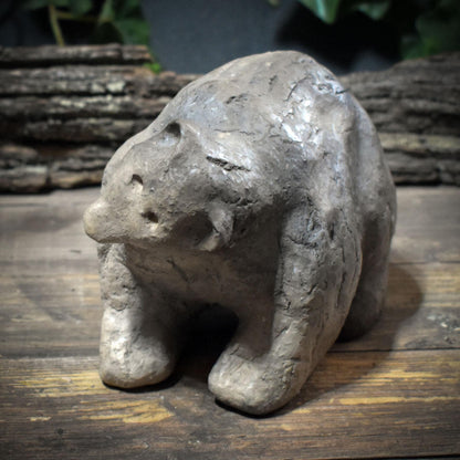 Bär Skulptur aus Ton handgefertigt, Archaisches Krafttier, Große spirituelle Tierfigur für Altar & Schutz, Kraftbär Tonkunst 13cm SKU263
