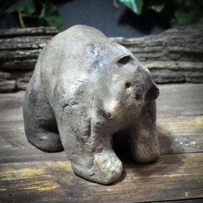 Bär Skulptur aus Ton handgefertigt, Archaisches Krafttier, Große spirituelle Tierfigur für Altar & Schutz, Kraftbär Tonkunst 13cm SKU263