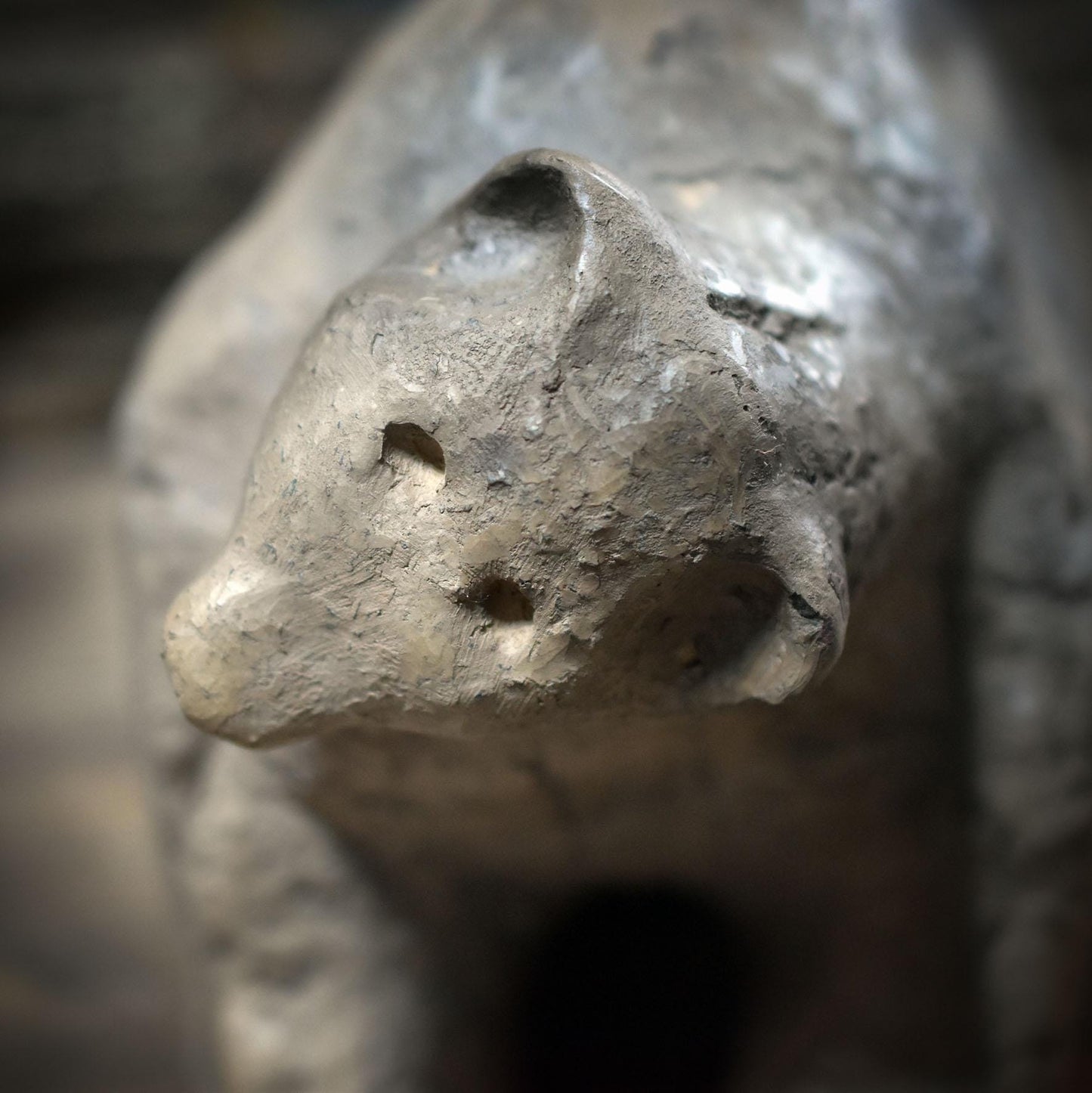 Bär Skulptur aus Ton handgefertigt, Archaisches Krafttier, Große spirituelle Tierfigur für Altar & Schutz, Kraftbär Tonkunst 13cm SKU263
