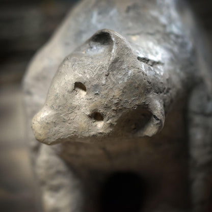 Bär Skulptur aus Ton handgefertigt, Archaisches Krafttier, Große spirituelle Tierfigur für Altar & Schutz, Kraftbär Tonkunst 13cm SKU263
