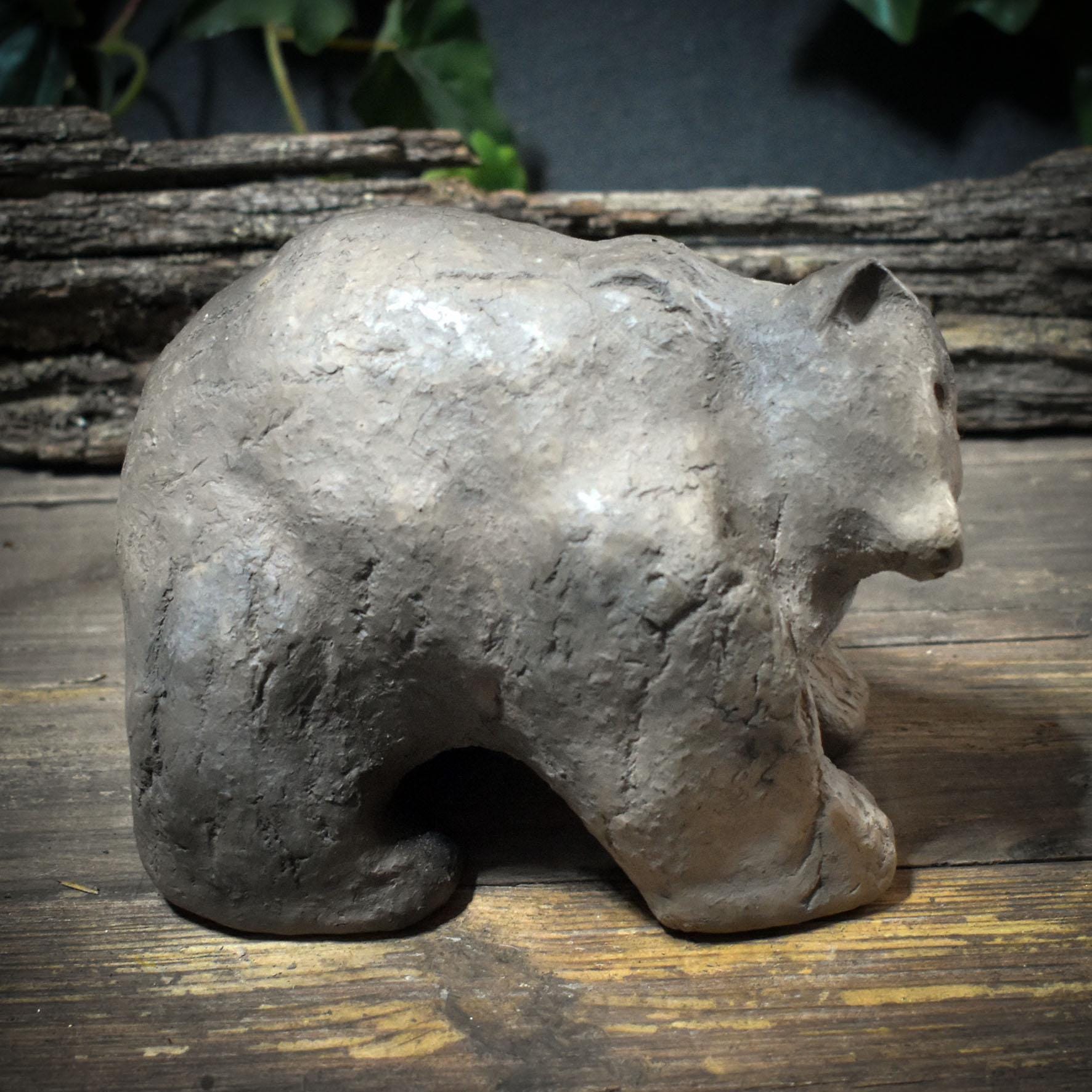 Bär Skulptur aus Ton handgefertigt, Archaisches Krafttier, Große spirituelle Tierfigur für Altar & Schutz, Kraftbär Tonkunst 13cm SKU263
