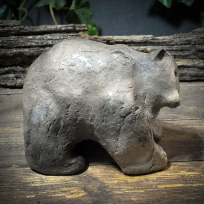 Bär Skulptur aus Ton handgefertigt, Archaisches Krafttier, Große spirituelle Tierfigur für Altar & Schutz, Kraftbär Tonkunst 13cm SKU263