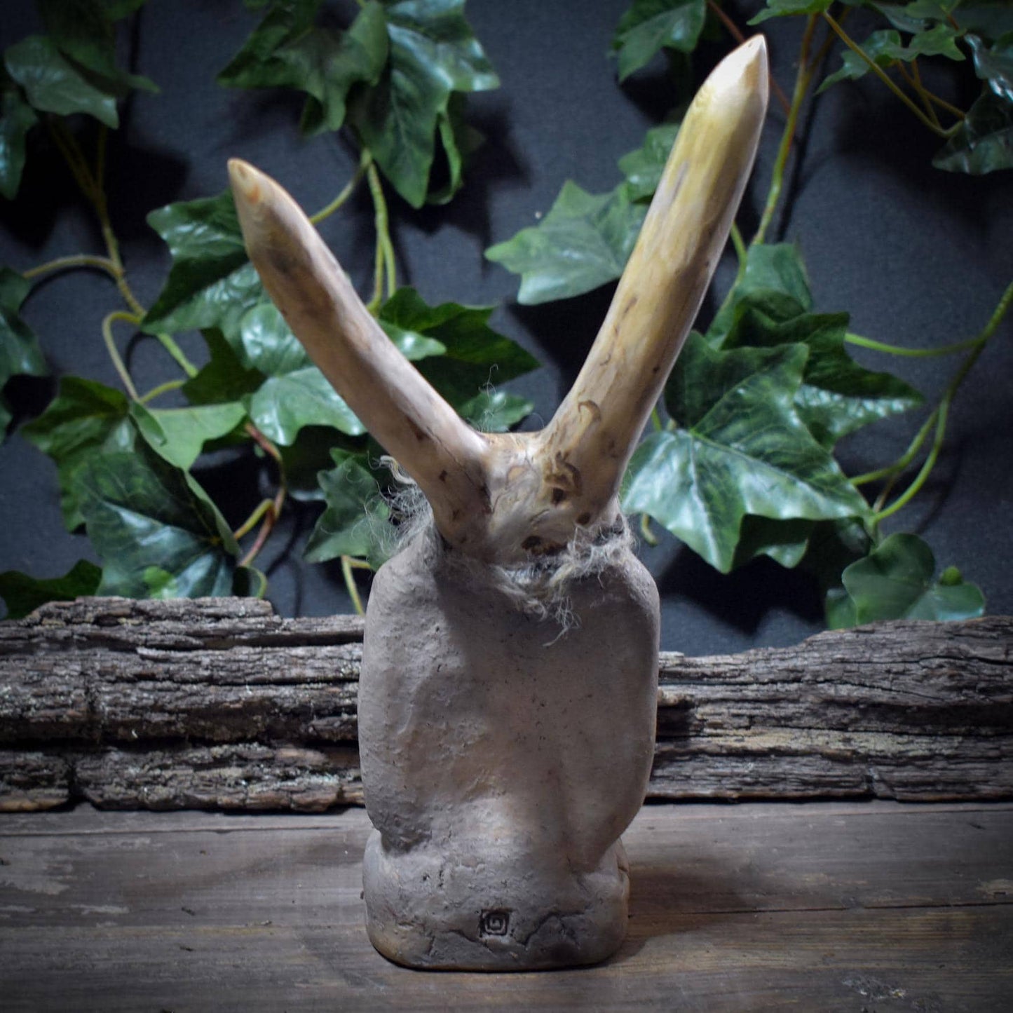 Schamanische Maske Skulptur mit Geweih, Archaisches Geistwesen aus Ton & Holz, Spirituelle Altar Kunst, Ritual Begleiter Unikat 28cm SKU264