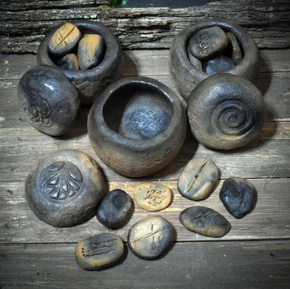 Ahnenraum Ritual Set: 7 Ahnensteine im Gefäß aus Rauchbrandton, Innere Kind Arbeit & Ahnenheilung, Spirituelles Geschenk Psychologie AHR001