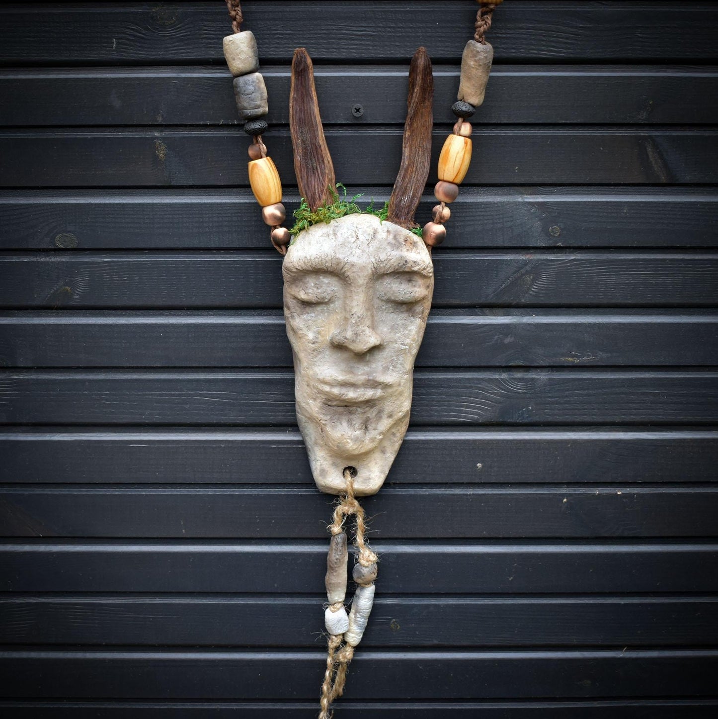 Wandbehang Hüter des Waldes aus Rauchbrandton, Schamanische Wanddeko Sero Nails, Naturkunst Maske, Unikat 68cm 1,3kg HEX042