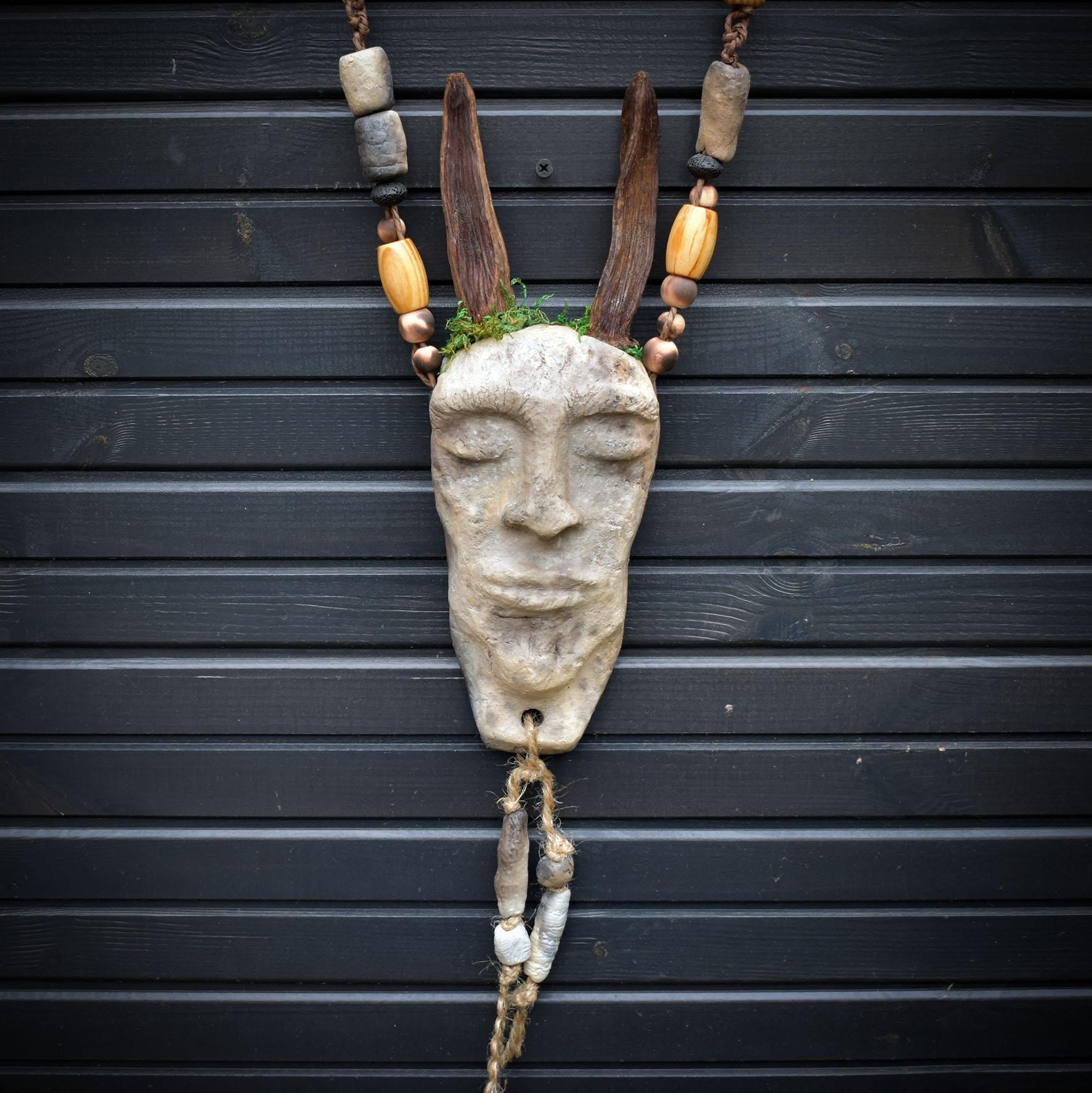 Wandbehang Hüter des Waldes aus Rauchbrandton, Schamanische Wanddeko Sero Nails, Naturkunst Maske, Unikat 68cm 1,3kg HEX042