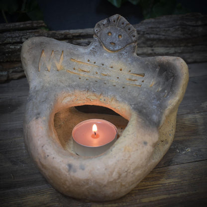 Archaische Gottheit aus Rauchbrandton, Spiritueller Teelichthalter & Räucherschale, Handgefertigte Tonkunst für Altar und Ritual TKH028