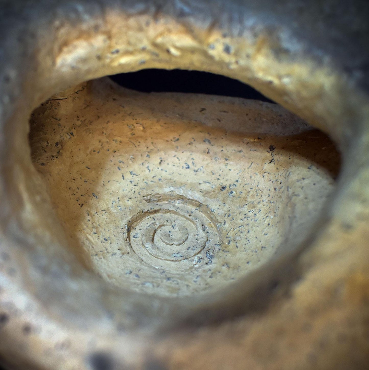 Archaische Gottheit aus Rauchbrandton, Spiritueller Teelichthalter & Räucherschale, Handgefertigte Tonkunst für Altar und Ritual TKH028