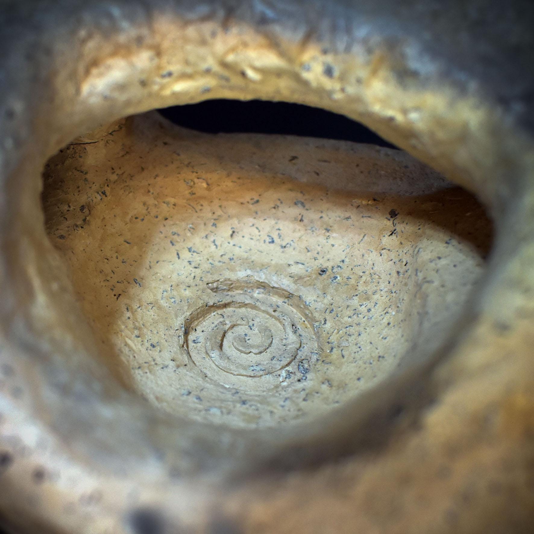 Archaische Gottheit aus Rauchbrandton, Spiritueller Teelichthalter & Räucherschale, Handgefertigte Tonkunst für Altar und Ritual TKH028