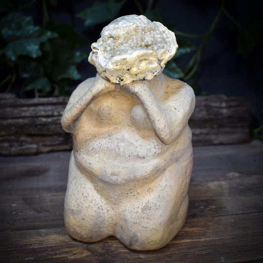 Weibliche Skulptur mit Baumpilz, Knieende Figur aus Ton & Naturfund, Archaische Frauenfigur, Spirituelle Kunst Unikat 18cm SKU267